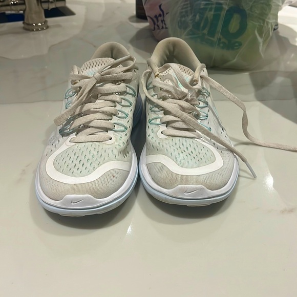 Nike running shoes - Picture 2 of 3